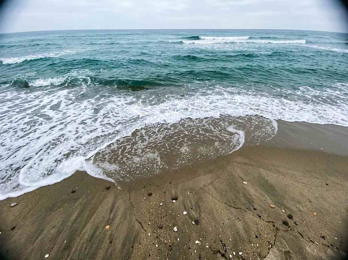 강원도 고성 앞바다의 푸른 물결과 한적한 해변