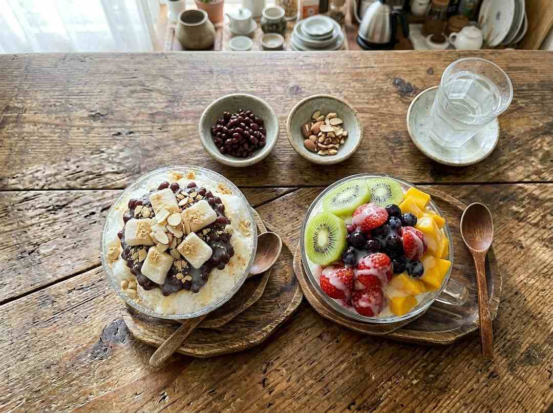 한국 가정집 주방 식탁 위에 놓인 시원한 팥빙수와 과일 빙수