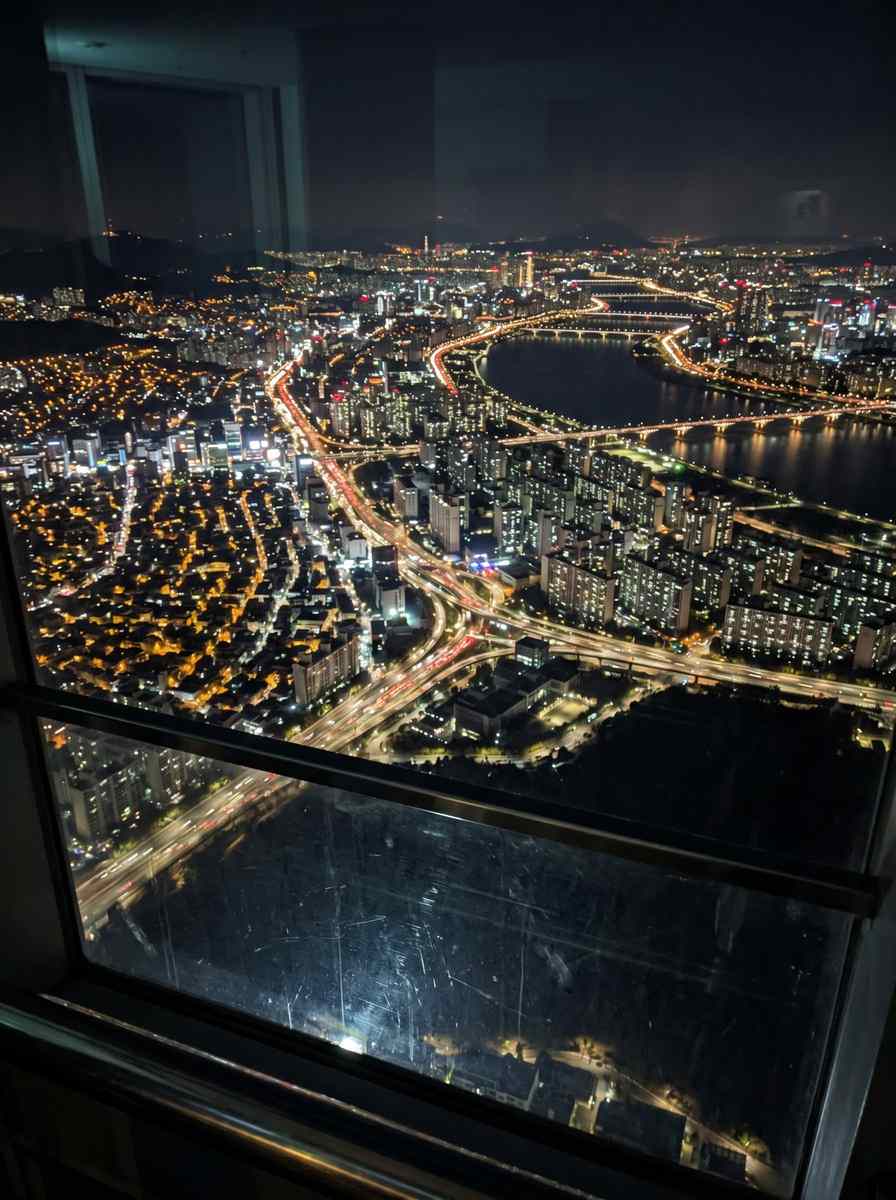 한국 서울의 N서울타워에서 내려다보이는 밤의 도시 불빛 전경