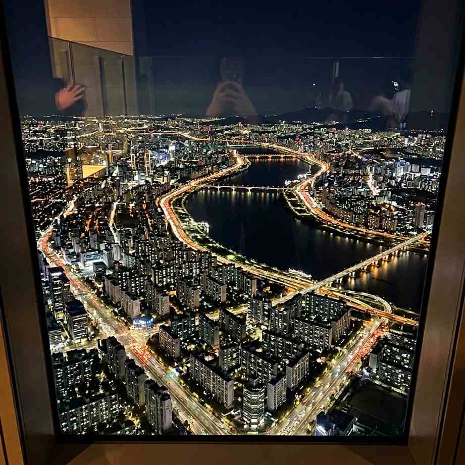 한국 서울 롯데월드타워 서울스카이 전망대에서 바라본 밤의 도시 전경