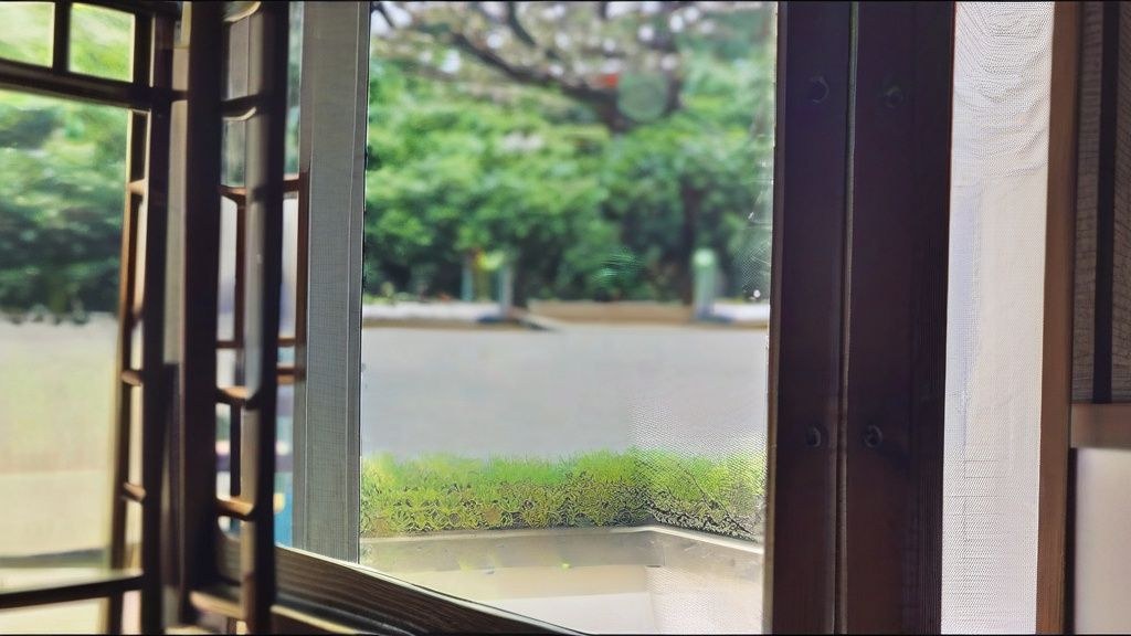 고요한 새벽, 한국의 아름다운 자연 풍경 (예: 안개 낀 산, 잔잔한 호수)과 함께 놓인 여행 계획 노트와 펜