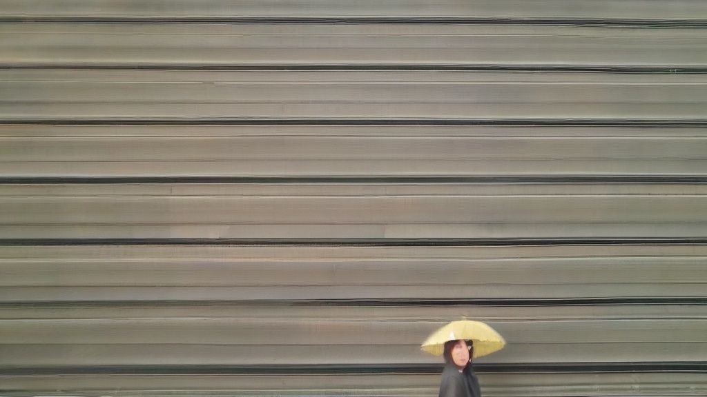 한국 가정집 식탁에 놓인 밥 위에 참치와 마요네즈, 간장을 넣고 비빈 비빔밥