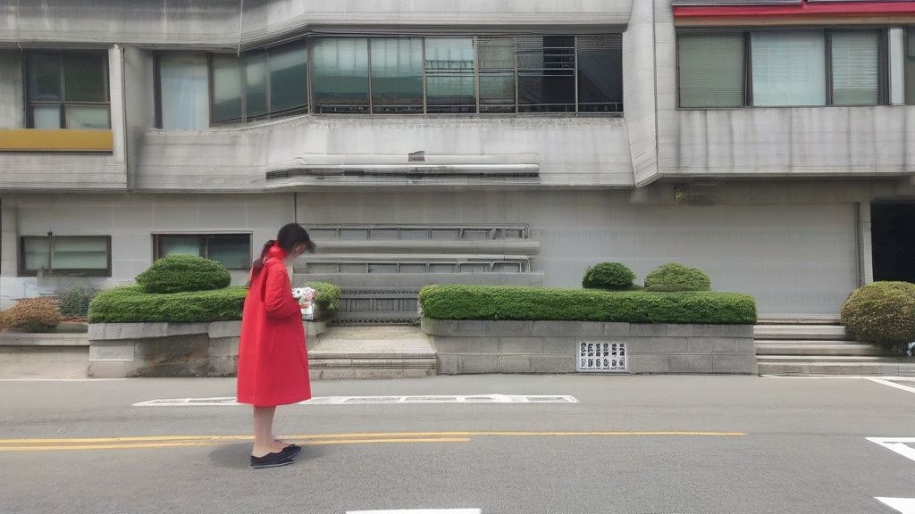 한국인 여성이 서울의 한 브런치 카페에서 햇살을 받으며 따뜻한 커피와 맛있는 브런치 플레이트를 앞에 두고 여유롭게 웃고 있는 모습