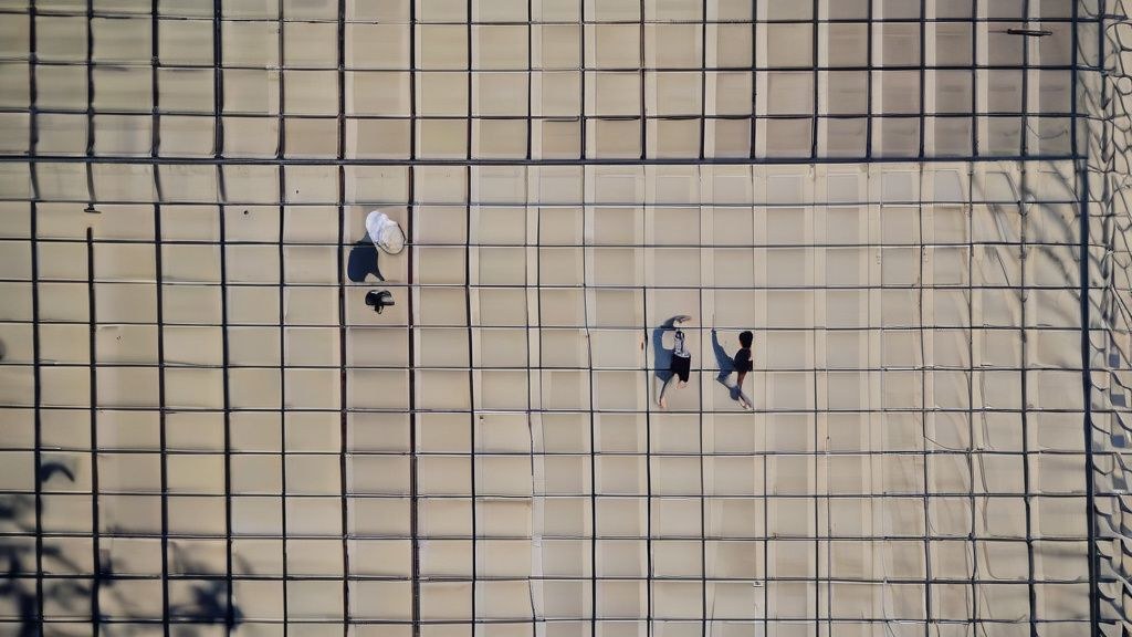 한국 경기도 외곽에 위치한 통창으로 푸른 정원이 보이는 '더 포레스트 키친'의 자연 친화적인 브런치 카페 모습
