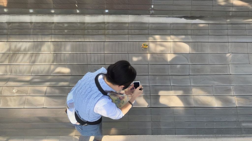 한국 서울의 빈티지 소품과 은은한 조명으로 꾸며진 '오후의 홍차' 카페 내부, 3단 트레이에 다양한 디저트가 놓여 있음