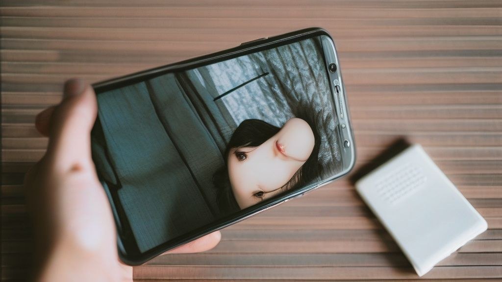 건강한 비건 브런치 메뉴들 - 샐러드, 통곡물 빵, 과일 스무디가 놓인 테이블