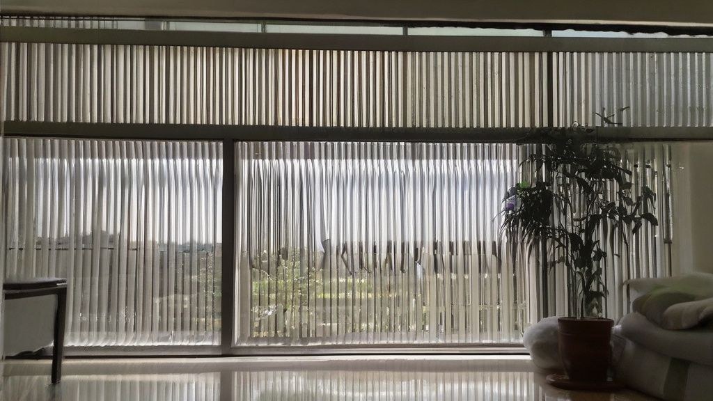 한국의 아침 햇살이 비추는 창가 테이블에 놓인 다양한 브런치 메뉴들