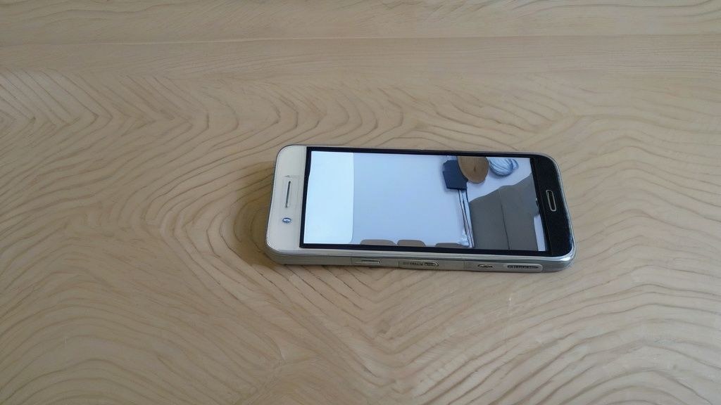 한국 카페 테이블에 놓인 키친 205의 아보카도 토스트와 치킨 클럽 샌드위치