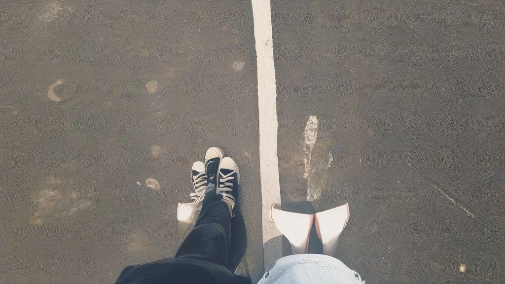 서울 강남의 '카페 051' 내부, 화이트톤의 모던한 인테리어와 테이블에 놓인 브런치 메뉴