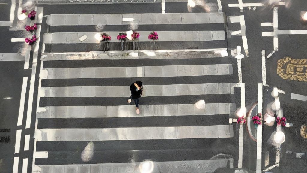 한국인 가족이 제주도 협재해수욕장에서 에메랄드빛 바다를 배경으로 사진을 찍는 모습