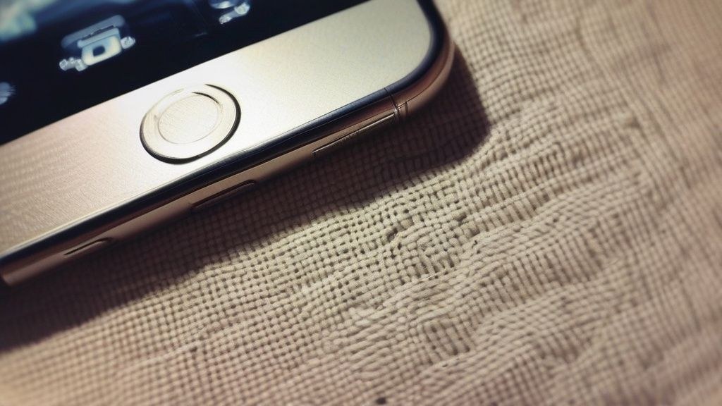 한국인 가족이 여수 해상 케이블카를 타고 밤바다와 도시 야경을 내려다보는 모습