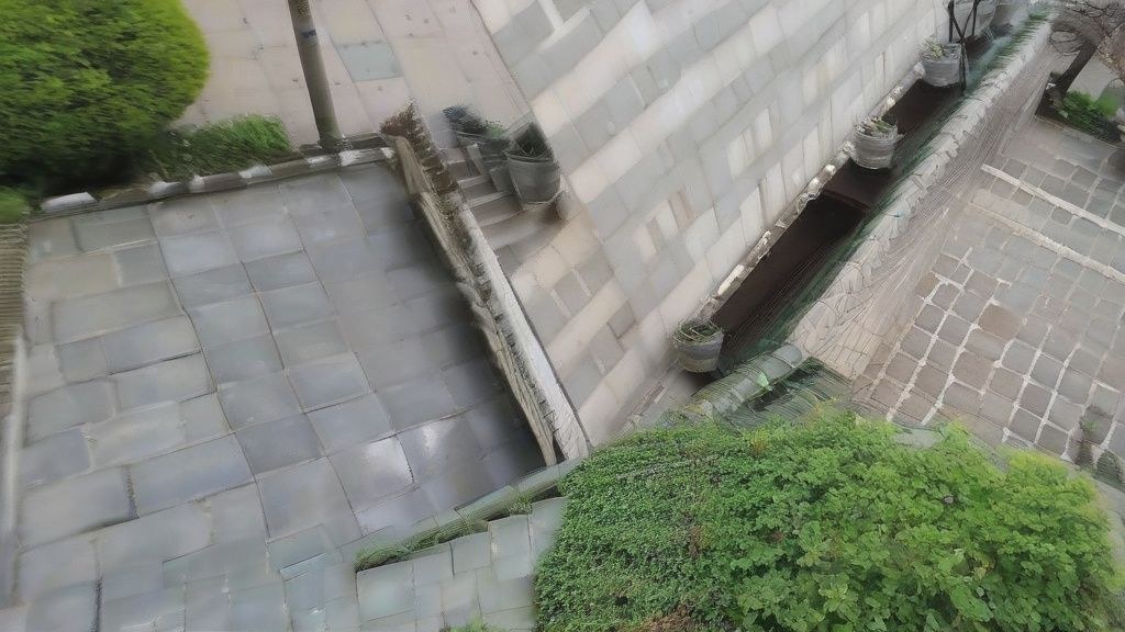 인천국제공항 출국장 내부에서 여행 가방을 끌며 출국을 기다리는 한국인 여행객