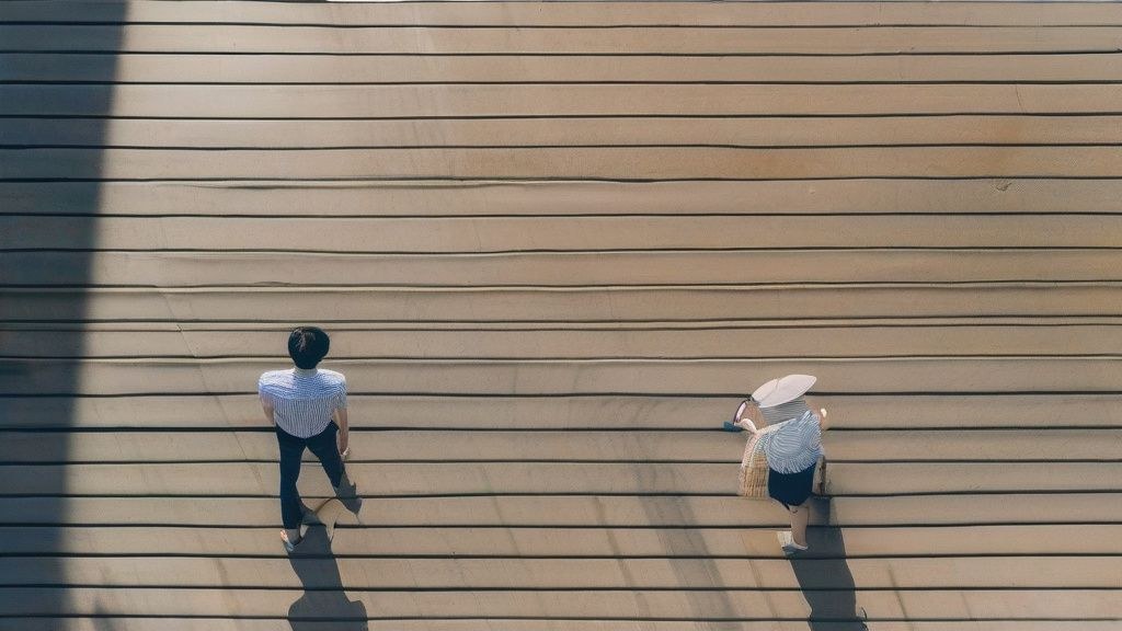 여행용 캐리어에 옷과 세면도구, 전자제품 등이 깔끔하게 정리되어 있는 모습