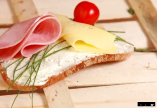 한국 통영 식당 테이블 위에 정갈하게 차려진 굴국밥과 굴전, 충무김밥 세트 항공샷