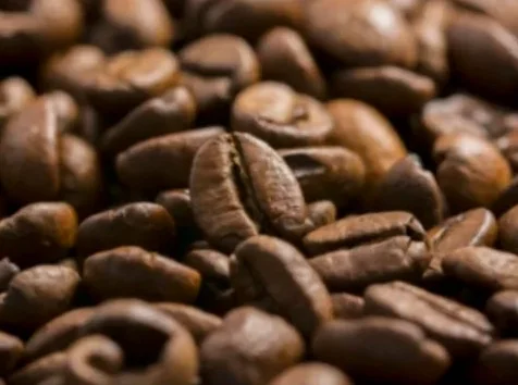 한국 가정집 식탁 위에 놓인 깔끔한 디자인의 게장 포장 용기와 신선한 게장 단독 컷