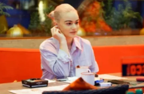 한국의 고급 한정식집 내부, 원목 테이블 위에 정갈하게 배치된 다양한 해산물 요리와 게장 세트