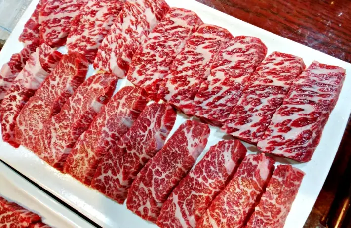 한국 전통 한옥 식당 내부의 정갈하게 차려진 전주 비빔밥 상차림