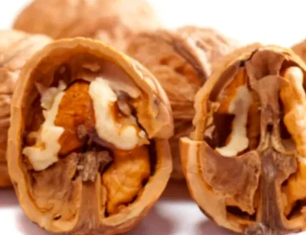 한국의 전통적인 느낌이 나는 식당 내부 테이블 위에 닭갈비와 막국수가 정갈하게 차려져 있는 상차림 플랫레이 컷