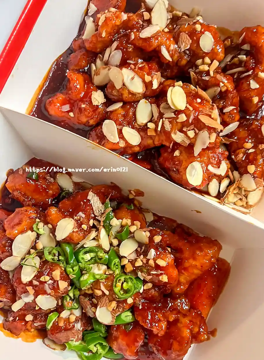 한국 강릉 중앙시장의 활기찬 풍경과 정갈하게 포장된 모둠회 세트가 놓여 있는 모습