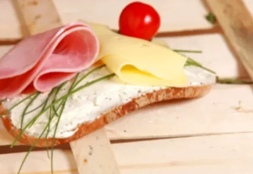 한국 통영의 식당 테이블 위에 차려진 푸짐한 굴 코스 요리 세트. 생굴, 굴전, 굴튀김, 굴밥이 정갈한 한국식 그릇에 담겨 있으며, 김이 모락모락 나는 솥밥이 중심에 놓여 있는 항공샷.