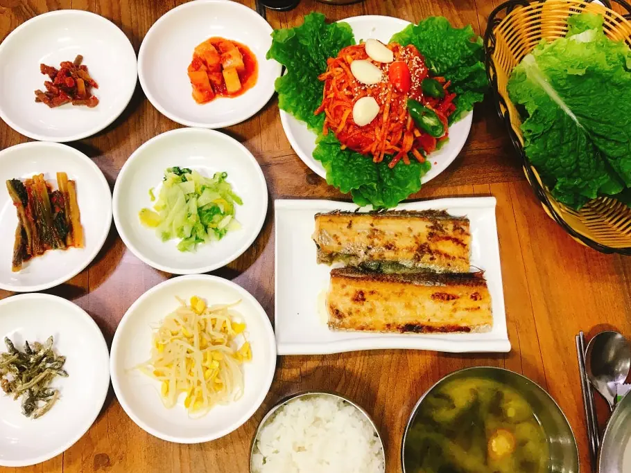 한국 식당의 정갈한 굴 정식 한 상 차림, 굴전과 굴무침이 포함된 상차림