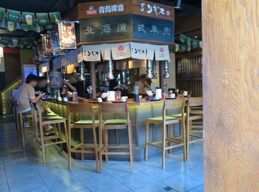 한국의 세련된 펍 내부 플랫레이 컷으로, 테이블 위에 놓인 칵테일 잔과 작은 핑거푸드, 그리고 은은한 무드등이 배치된 장면