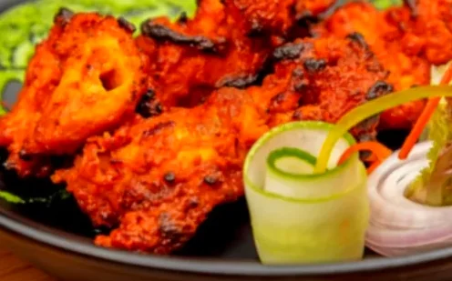 한국의 고급 레스토랑 테이블 위에 놓인 육즙 가득한 티본 스테이크와 가니쉬, 레드와인 잔이 놓인 정갈한 모습