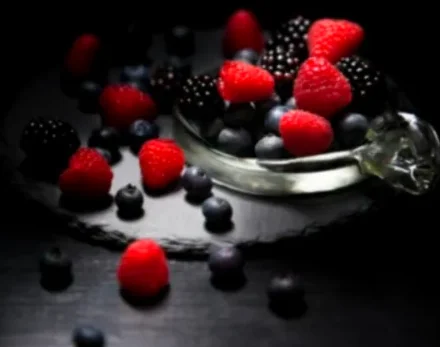 한국 이태원 거리의 화덕피자 가게 내부, 나무 테이블 위에 갓 구워져 나온 김이 모락모락 나는 마르게리따 피자가 놓인 장면