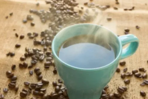 한국 전통 뚝배기에 담긴 뽀얀 설렁탕과 깍두기, 김치가 놓인 정갈한 한국 식탁