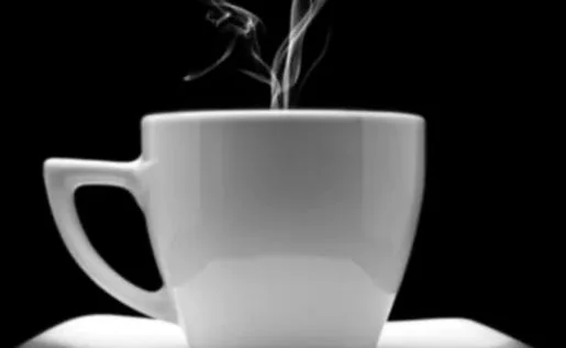 한국 전통 한옥 내부의 나무 테이블 위에 정갈하게 차려진 12첩 반상 한정식